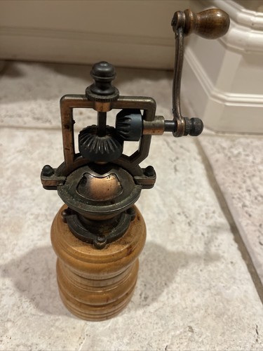 Vintage old fashioned hand - 8",
